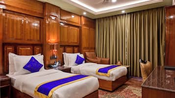 Deluxe Room | 1 bedroom, minibar, iron/ironing board