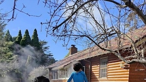 Une cabane en bois avec un jacuzzi à l’extérieur.