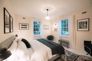 4 bedrooms, desk, iron/ironing board, free WiFi - Heritage Log Cabin and Garden with Outdoor Hot Tub (Medlow Bath)