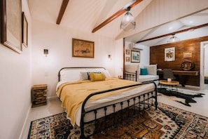 4 bedrooms, desk, iron/ironing board, free WiFi