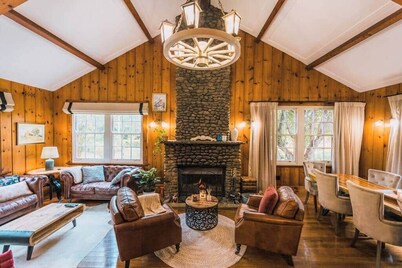 Heritage Log Cabin and Garden with Outdoor Hot Tub