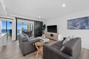 TV - Circle on Cavill Luxury Apartment | Sleeps 10. (Surfers Paradise)