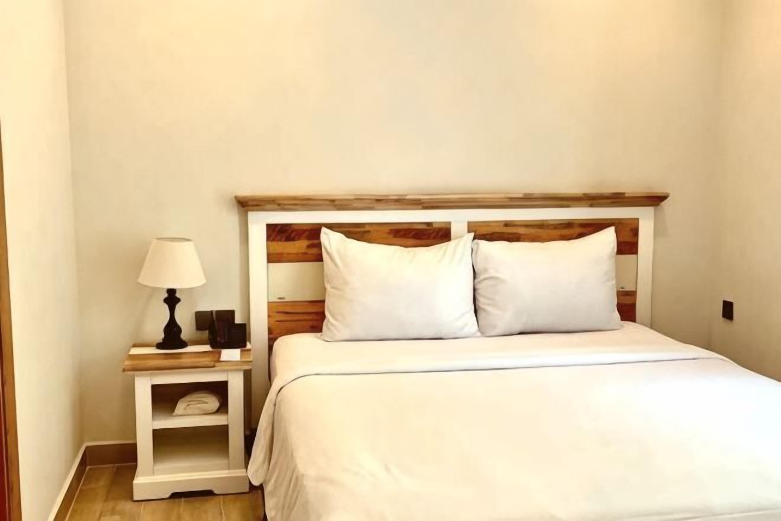 Minibar, free WiFi, bed sheets