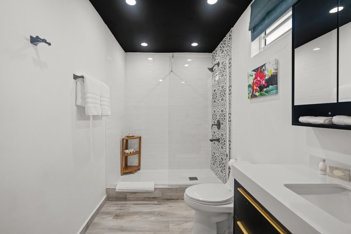 Une salle de bain moderne équipée d’une douche, de toilettes et d’un lavabo.