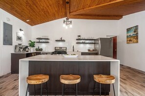 Réfrigérateur, four à micro-ondes, un four, surface de cuisson