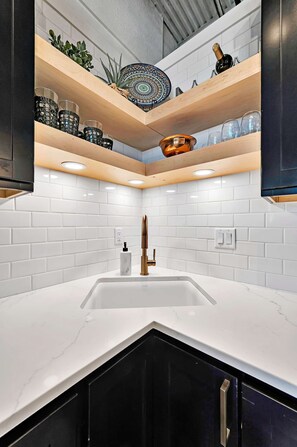 Ensemble douche/baignoire, sèche-cheveux, serviettes fournies, savon