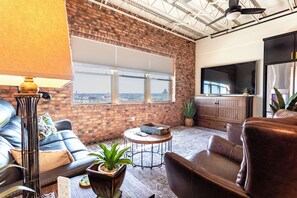 Smart TV - HoneyBear Haven- Short Walk To The Silos (Waco)