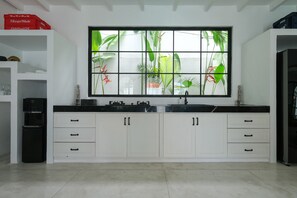 Vila, 2 quartos | Cozinha privada | Geladeira, cooktop, cafeteira/chaleira, chaleira elétrica