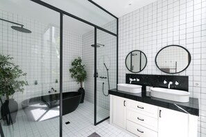 Villa, 2 habitaciones | Baño | Amenidades de baño gratuitas, toallas, jabón, shampoo 