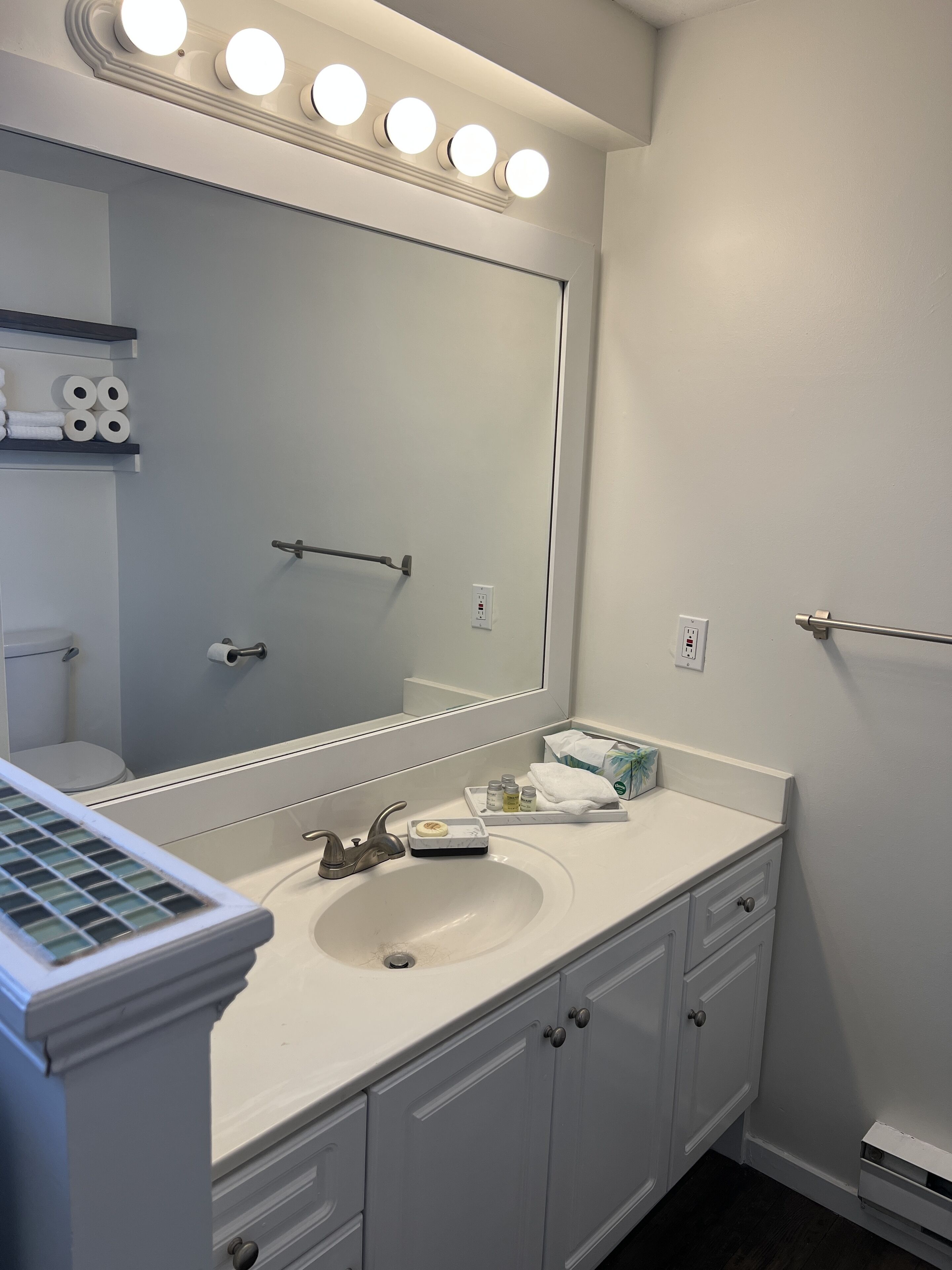 Large Suite w/fireplace