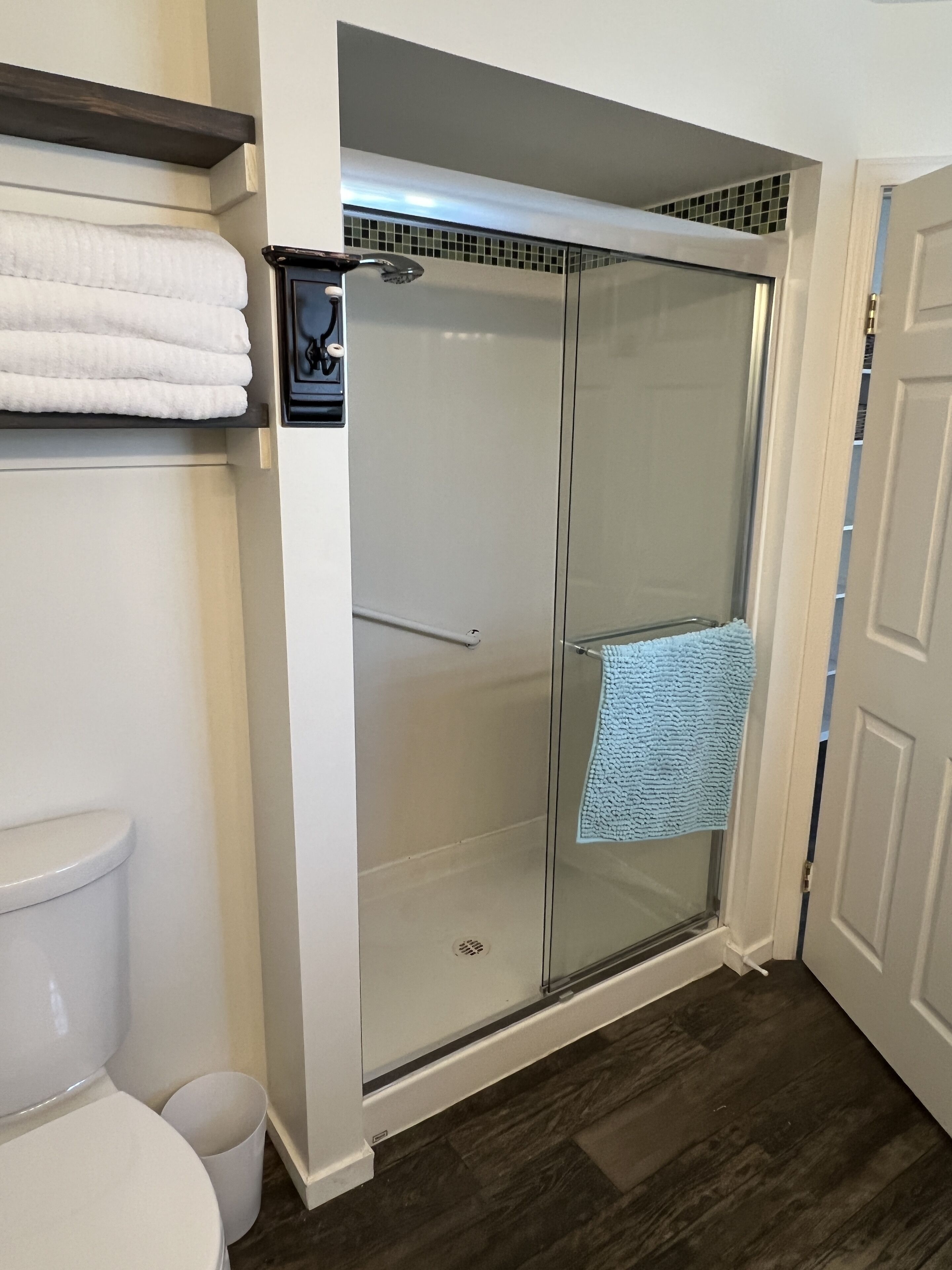 Large Suite w/fireplace