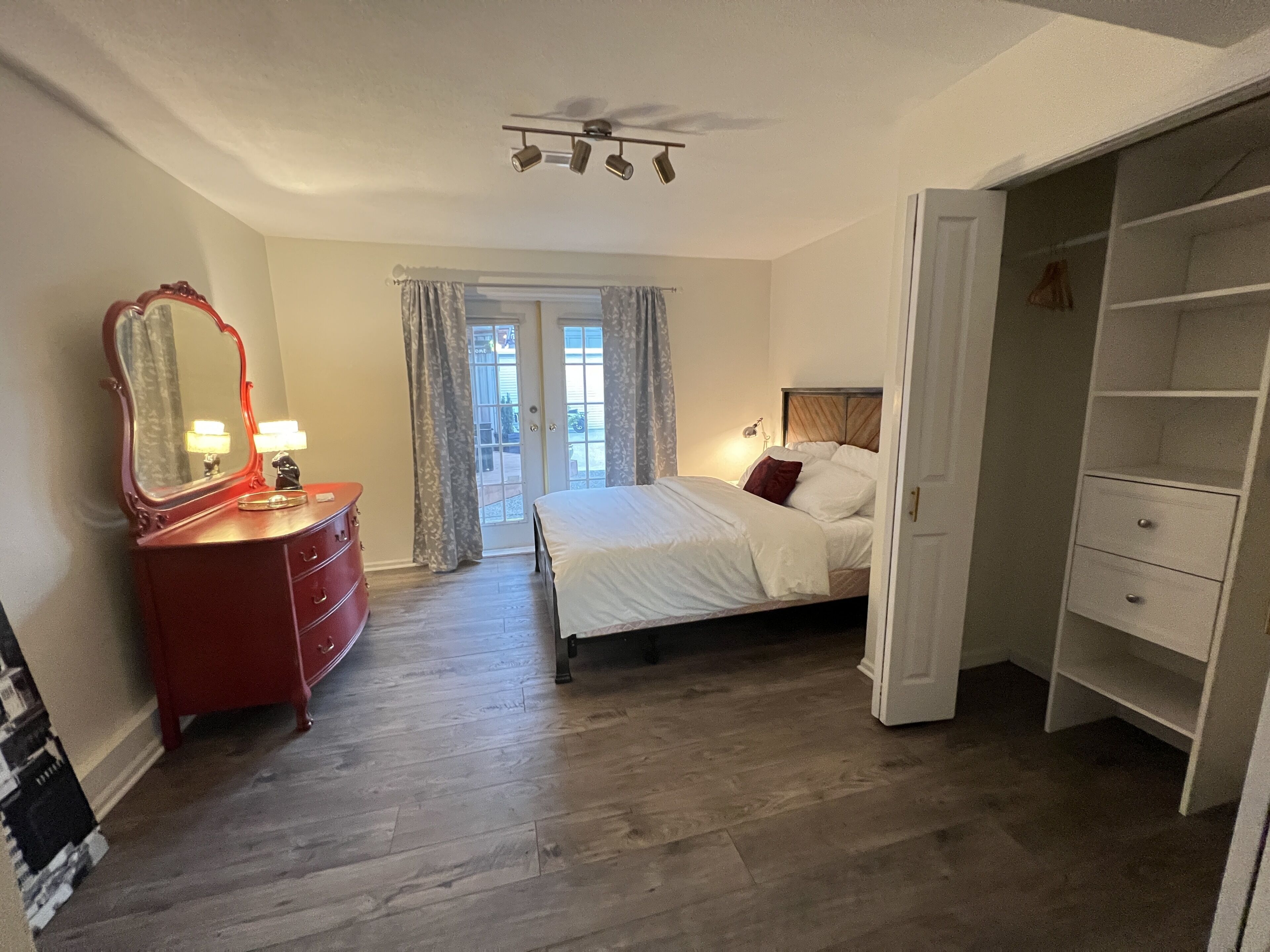 Large Suite w/fireplace