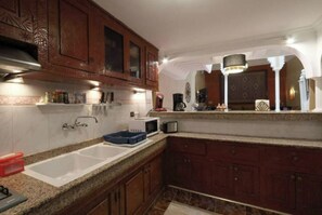 Réfrigérateur, micro-ondes, plaque de cuisson, cafetière/bouilloire