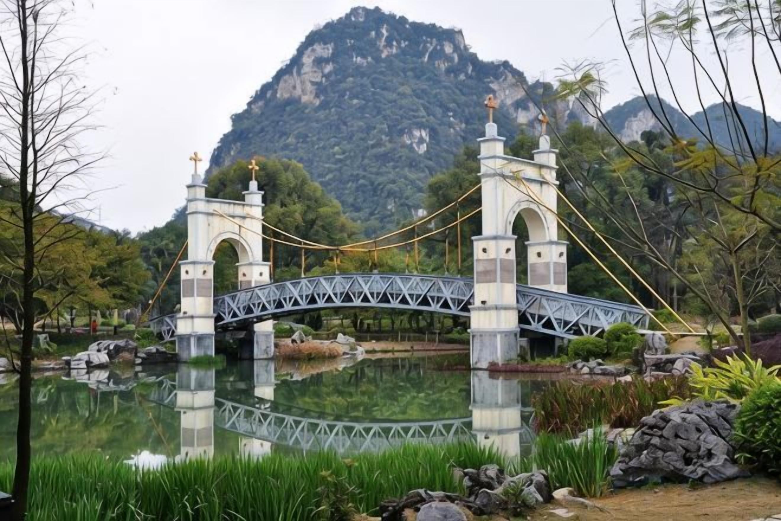 Un pont enjambant une étendue d’eau, avec une montagne en arrière-plan.
