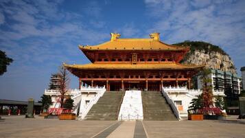 Un edificio tradicional con una entrada destacada, varias escaleras y un cielo despejado.
