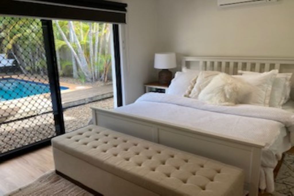 Large family home - 5 min walk to patrolled beach- family and group friendly