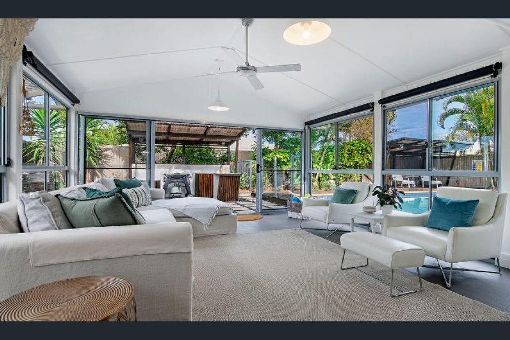 Large family home - 5 min walk to patrolled beach- family and group friendly