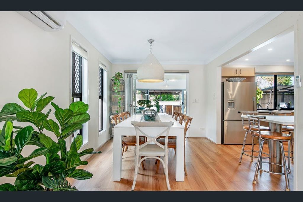 Large family home - 5 min walk to patrolled beach- family and group friendly