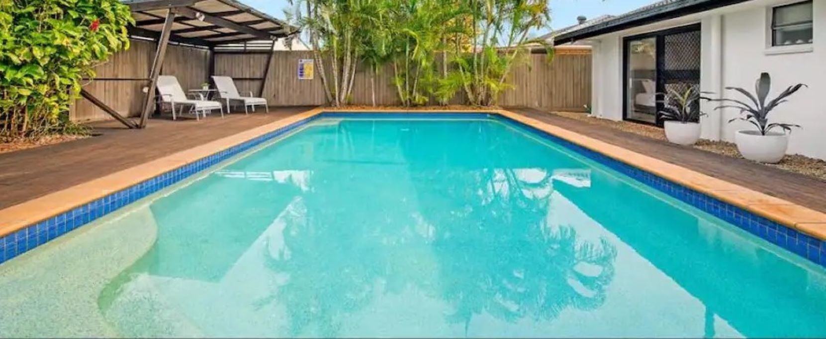 Large family home - 5 min walk to patrolled beach- family and group friendly