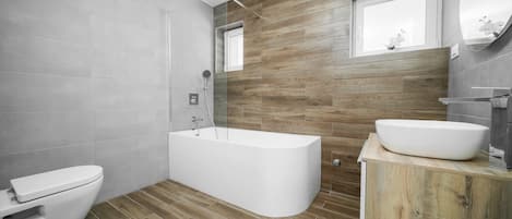 Appartement, 3 chambres, accessible aux personnes à mobilité réduite | Commodités de la salle de bain