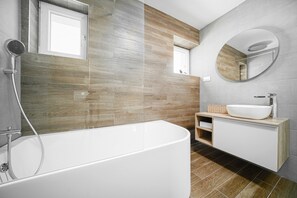 Appartement, 3 chambres, accessible aux personnes à mobilité réduite | Commodités de la salle de bain