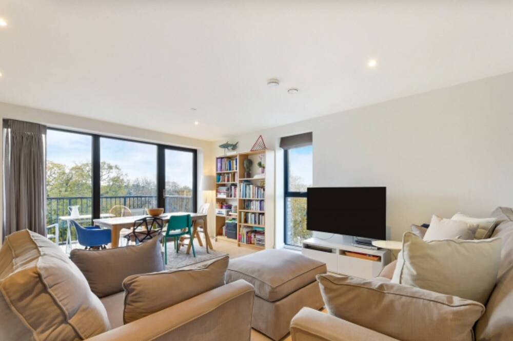 Lovely Luminous 3 Bed Flat, With Secure Ev Parkng