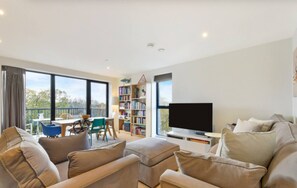 Living room - Lovely Luminous 3 Bed Flat, With Secure Ev Parkng (London)