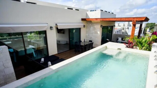 Una piscina al aire libre