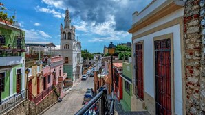 A narrow street with buildings on either side, a bell tower in the distance, and a clear sky. - "srvittinivillas Lmvll7/big Espacius View, Event Priv/ Villa  Resort" (La Romana)