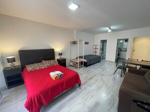 Departamento, 1 habitación, para fumadores, balcón | 1 habitación, cuna de viaje y ropa de cama 