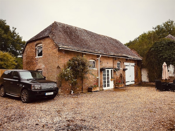 Exterior - Manor House Mews - Rustic Stable Conversion (Dorchester)