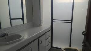 Habitación, 4 habitaciones | Servicios del cuarto de baño