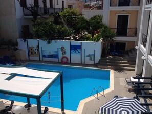 Piscina com um boi de salvamento, uma cadeira e uma mesa.