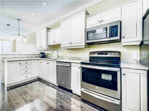 Private kitchen - Classy Modern Townhouse-downtown St Johns With Garage (St. John's)