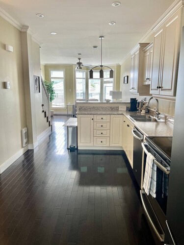 Classy Modern Townhouse-downtown St Johns With Garage