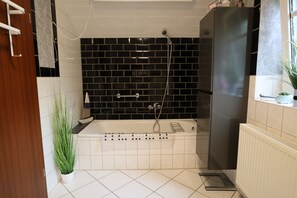 Comfort House | Bathroom | Hair dryer, towels - Haus Flieder (Krummhoern)
