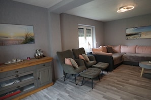 Comfort House | Living area | 40-inch flat-screen TV with satellite channels, TV