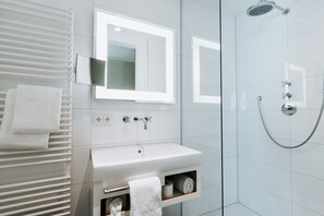 Superior-Doppelzimmer | Badezimmer | Dusche, Regendusche, umweltfreundliche Kosmetikartikel, Haartrockner