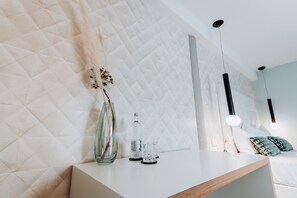 Chambre Double Supérieure | Coin séjour | Télévision LCD de 42 pouces avec chaînes par satellite, télévision