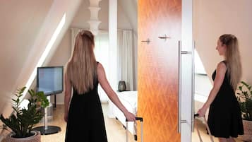 Studio – superior | Allergitestet sengetøy, safe på rommet og individuelt dekorert