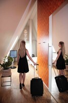 Ropa de cama hipoalergénica y caja de seguridad en la habitación 