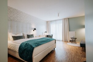 Hypo-allergenic bedding, in-room safe, blackout curtains