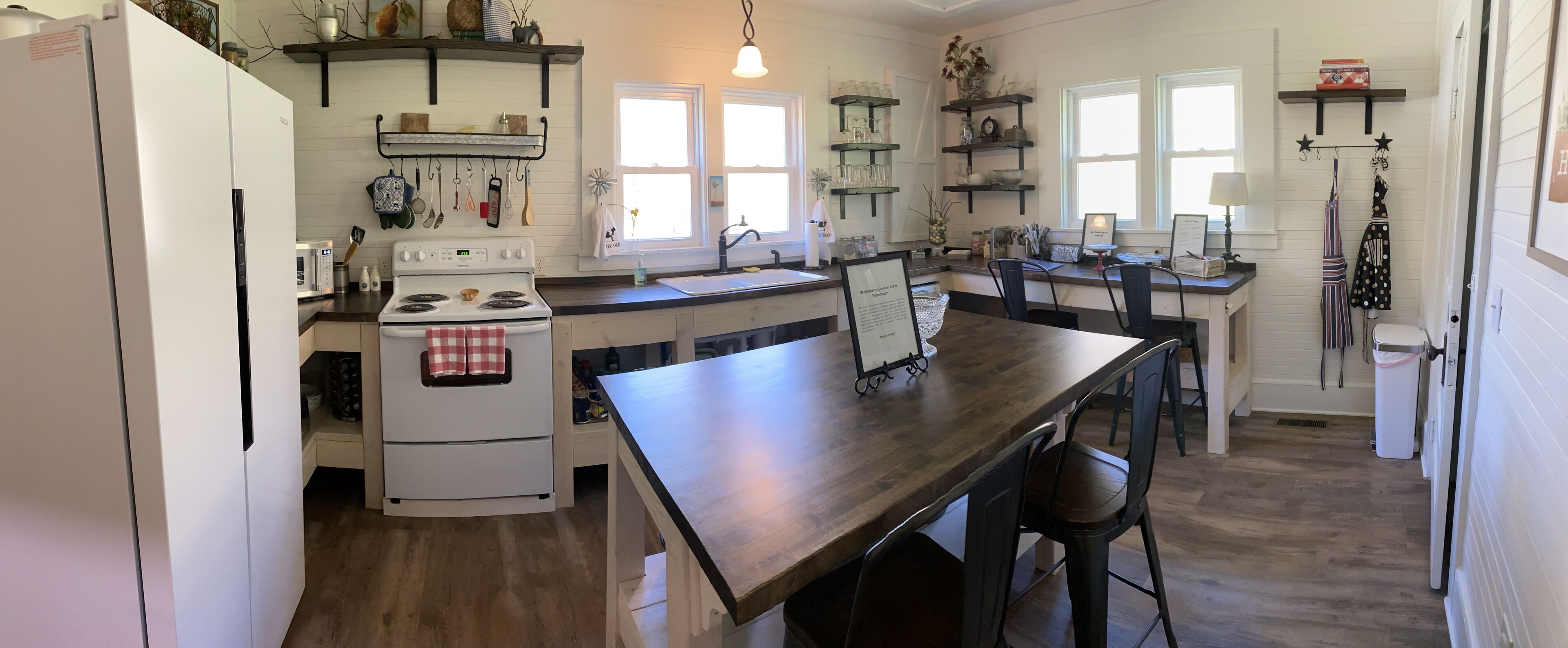 Newly Renovated Farmhouse with Private Hiking Trails- Dawson Creek Farmhouse