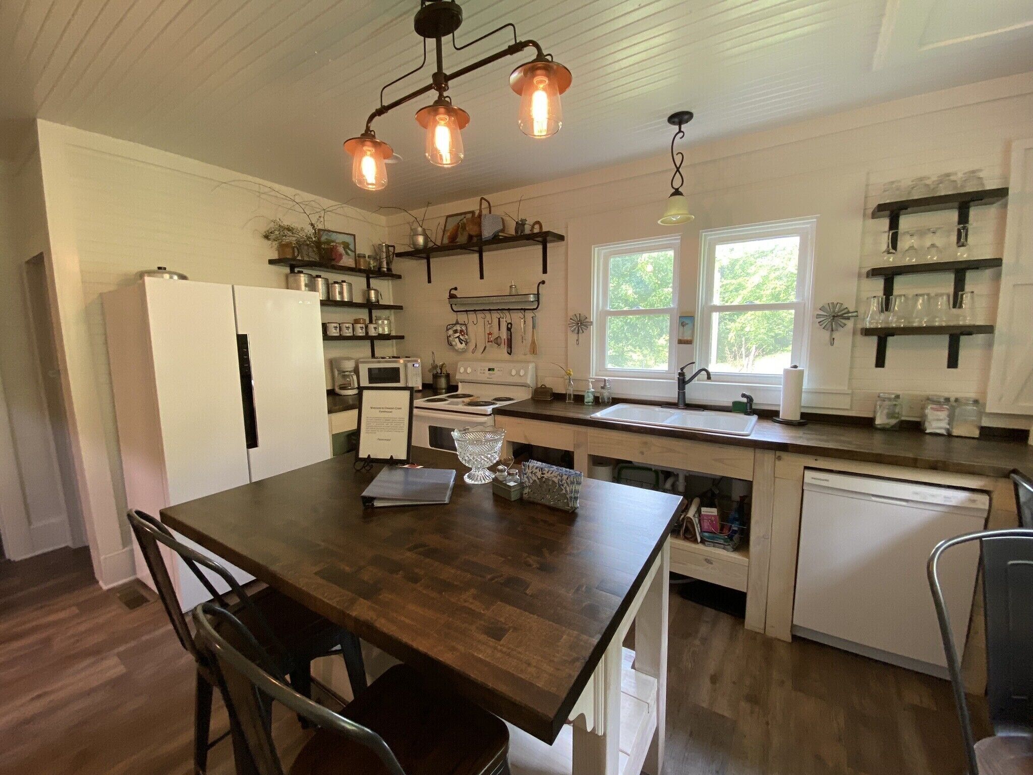 Newly Renovated Farmhouse with Private Hiking Trails- Dawson Creek Farmhouse