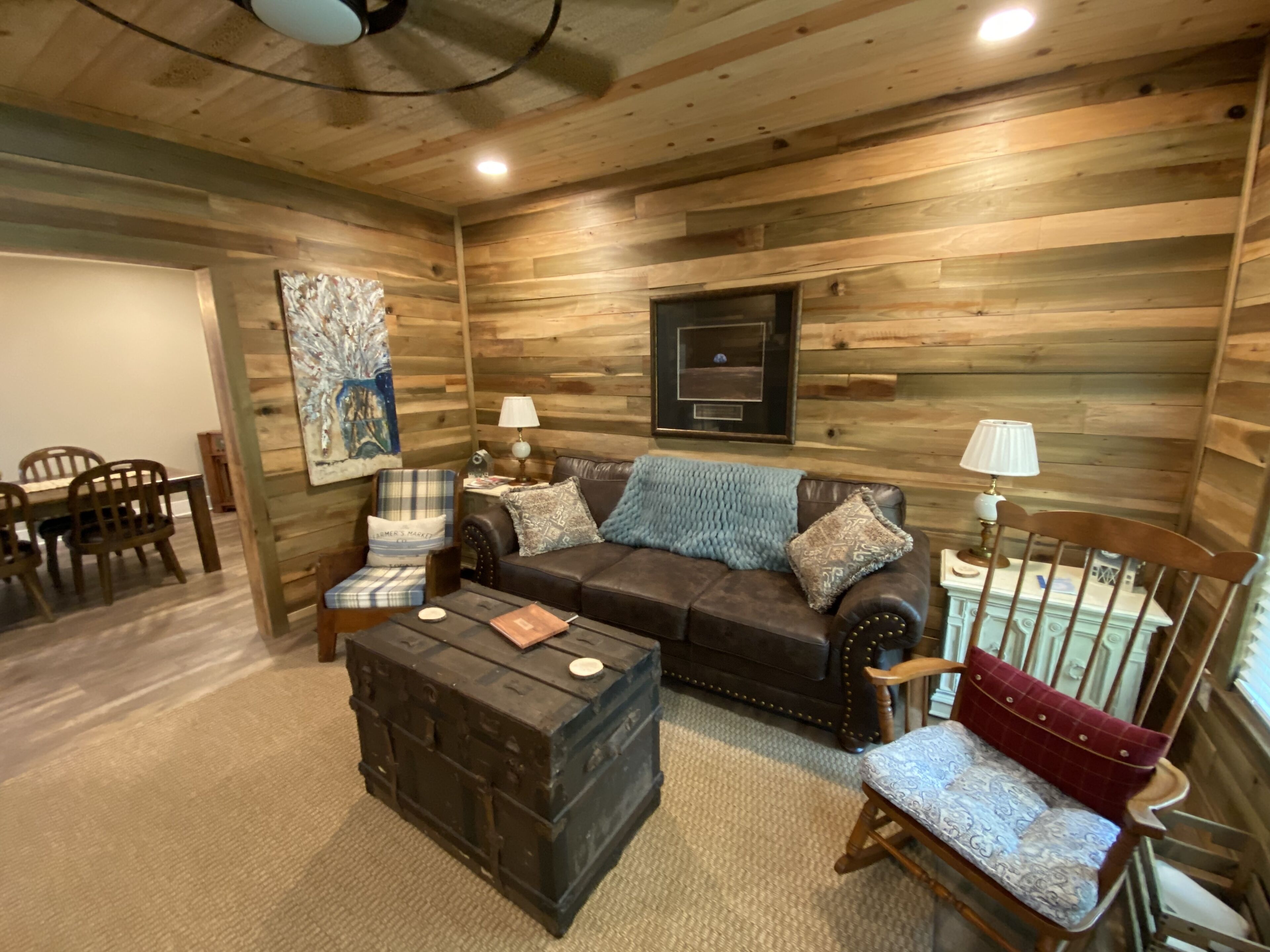 Newly Renovated Farmhouse with Private Hiking Trails- Dawson Creek Farmhouse