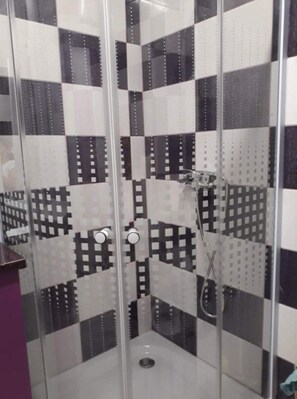 Studio, 1 Queen Bed with Sofa bed | Bathroom | Shower, towels