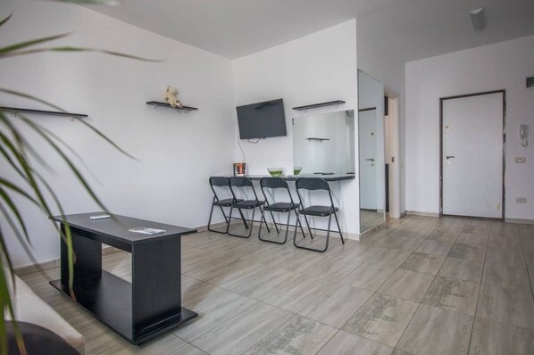 Studio, 1 Queen Bed with Sofa bed