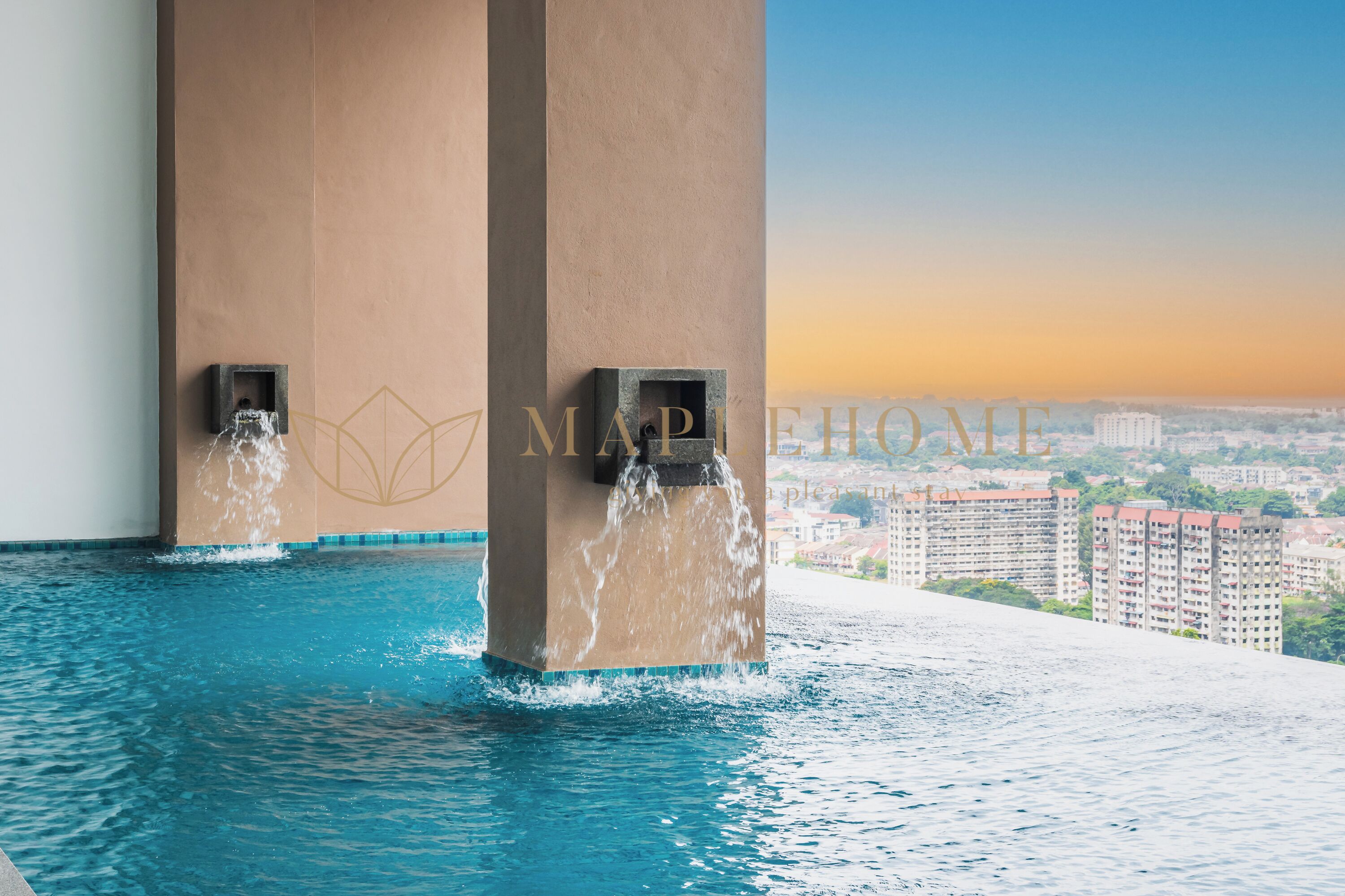 Una piscina con chorros, vista panorámica de la ciudad y un edificio con un logotipo.