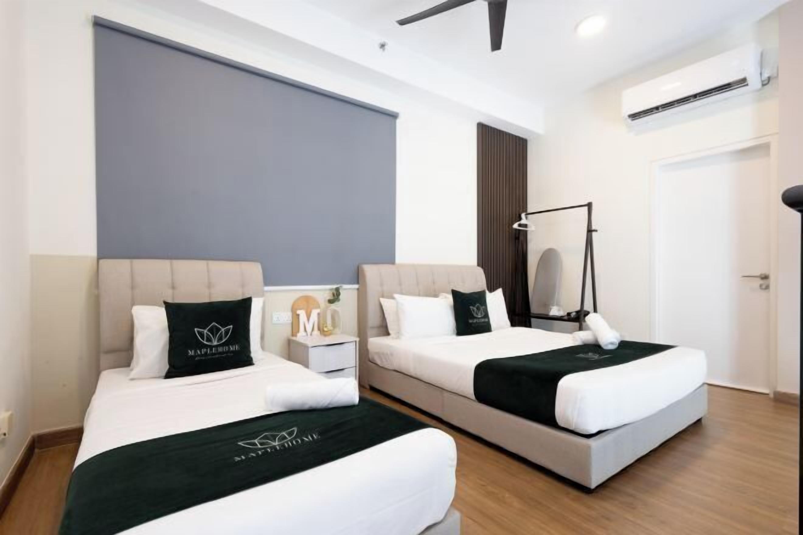 Cortinas blackout, tabla de planchar con plancha y wifi gratis 