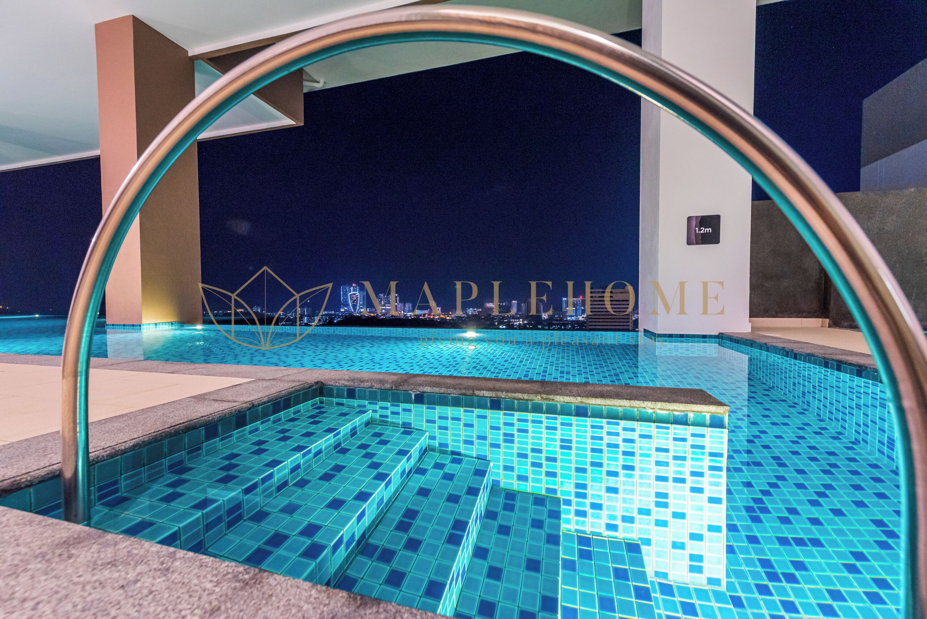 Une piscine nocturne aux carreaux bleu clair et dotée d’une structure arquée en métal.
